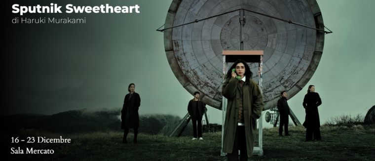 L'immagine è una locandina teatrale per "Sputnik Sweetheart" di Haruki Murakami, 