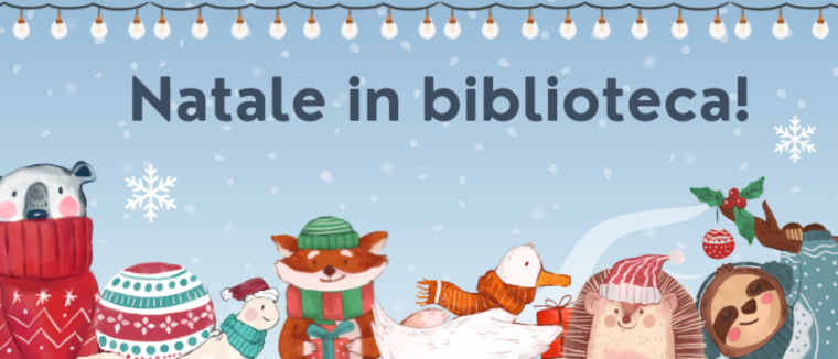 Un banner natalizio su sfondo azzurro con fiocchi di neve, riportante la scritta "Natale in biblioteca!" e decorato con una fila di animali stilizzati in abiti invernali e luci.