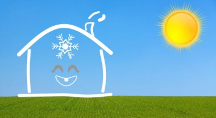 Casa nel verde con sole splendente