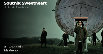 L'immagine è una locandina teatrale per "Sputnik Sweetheart" di Haruki Murakami, 