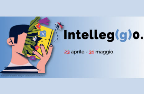 Immagine di un viso di uomo nascosto dietro alle pagine di un libro aperto