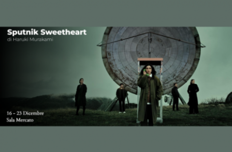 L'immagine è una locandina teatrale per "Sputnik Sweetheart" di Haruki Murakami,