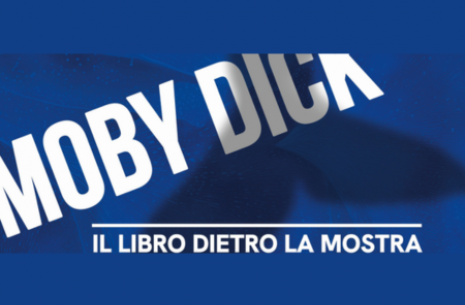 L'immagine mostra la scritta bianca in grassetto e inclinata "MOBY DICK" sopra la frase "IL LIBRO DIETRO LA MOSTRA"
