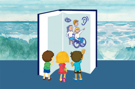 Sullo sfondo il mare. Libro aperto con raffigurato al suo interno persona in carrozzina e di fronte al libro tre bambini che osservano