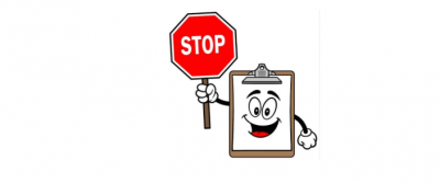 Illustrazione cartoon di una clipboard sorridente che regge un cartello rosso con la scritta “STOP”.