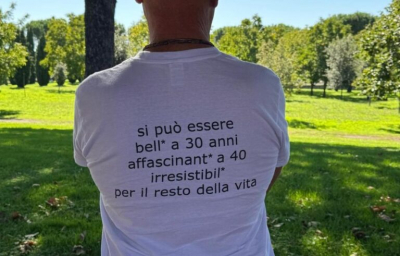  Attivista raffigurato in foto di spalle,