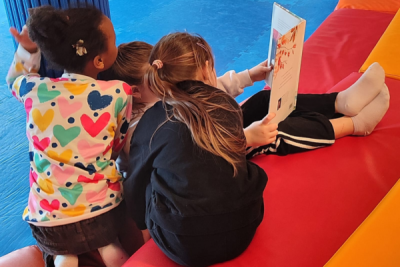 Bambine che leggono nello Spazio Morbido della Biblioteca De Amicis