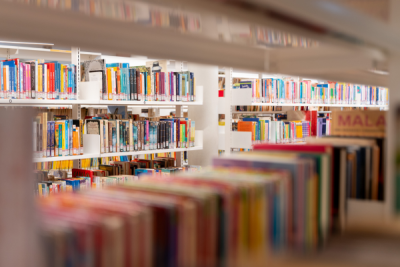 Scaffali della narrativa ragazzi presso Biblioteca De Amicis