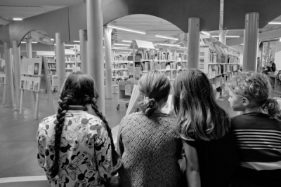 Bambine che leggono negli spazi della Biblioteca De Amicis