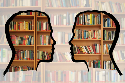 Due visi di profilo uno di fronte all'altro e come sfondo dei libri a scaffale