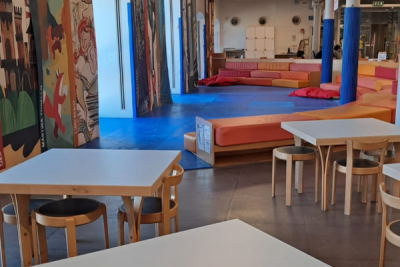 Spazio morbido e tavolini lato mare