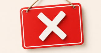 Un’insegna rossa minimalista con una grande “X” bianca sospesa da una corda, simbolo di chiusura o indisponibilità del servizio.