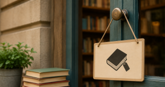 Ingresso di una biblioteca con libri in primo piano e un cartello sospeso che richiama la temporanea chiusura del servizio.