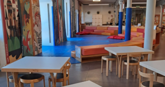 Spazio morbido e tavolini lato mare