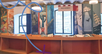 Lo spazio morbido della Biblioteca De Amicis con il nuovo allestimento scenografico a cura di Arteprima
