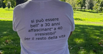  Attivista raffigurato in foto di spalle,