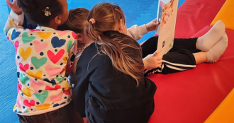 Bambine che leggono nello Spazio Morbido della Biblioteca De Amicis