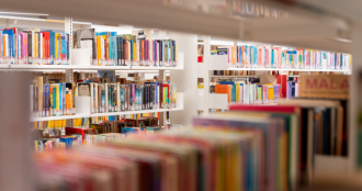 Scaffali della narrativa ragazzi presso Biblioteca De Amicis