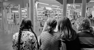 Bambine che leggono negli spazi della Biblioteca De Amicis