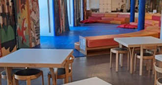 Spazio morbido e tavolini lato mare